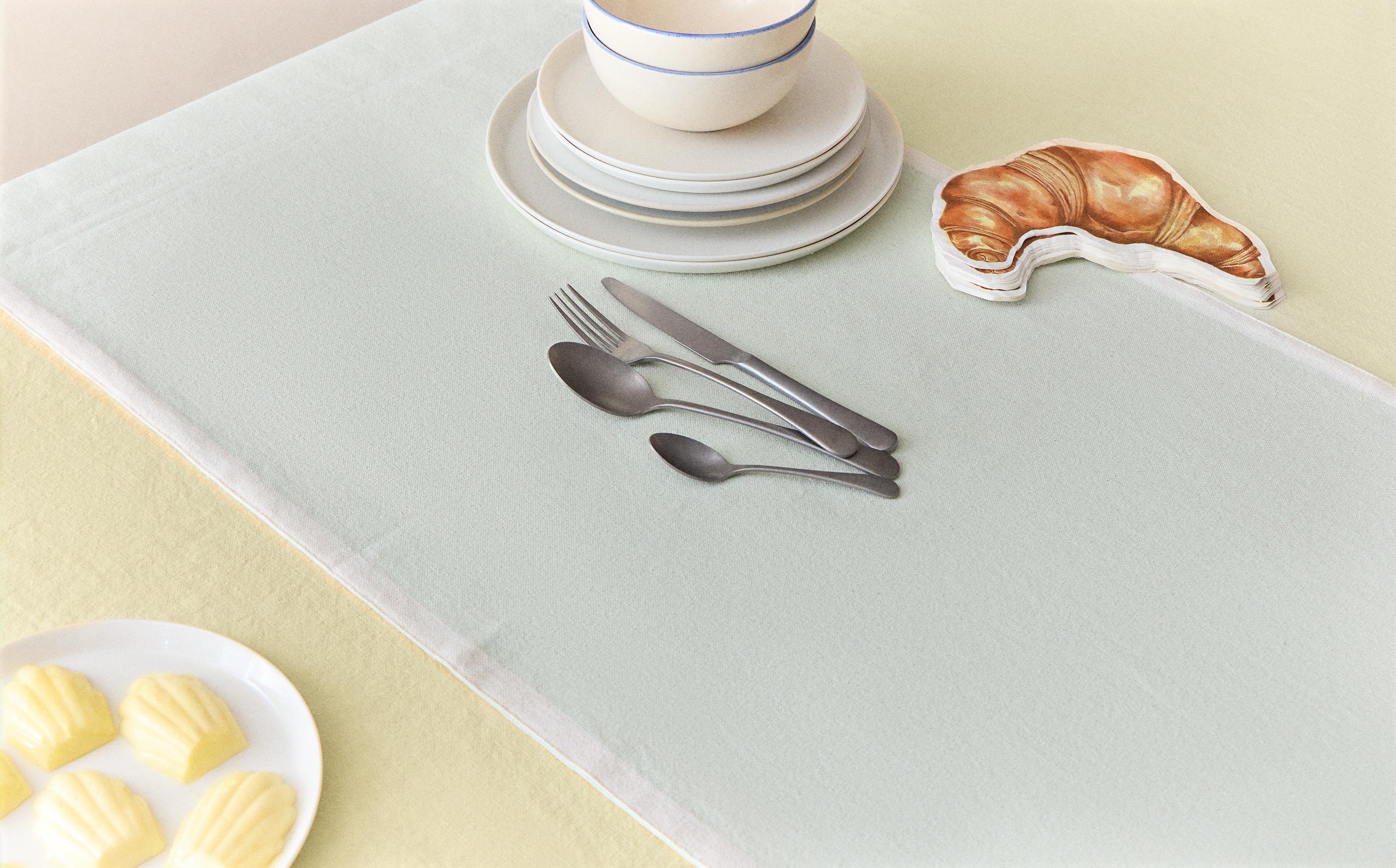 TABLE RUNNER WITH COLOURED BORDER