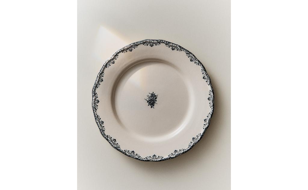 DINNER PLATE WITH PLACEMENT DESIGN