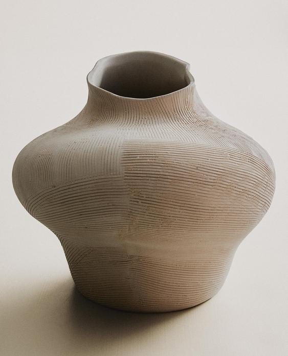 不规则陶制花瓶