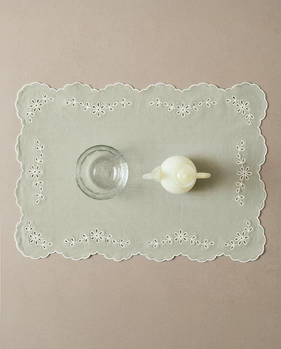 镂空刺绣餐垫