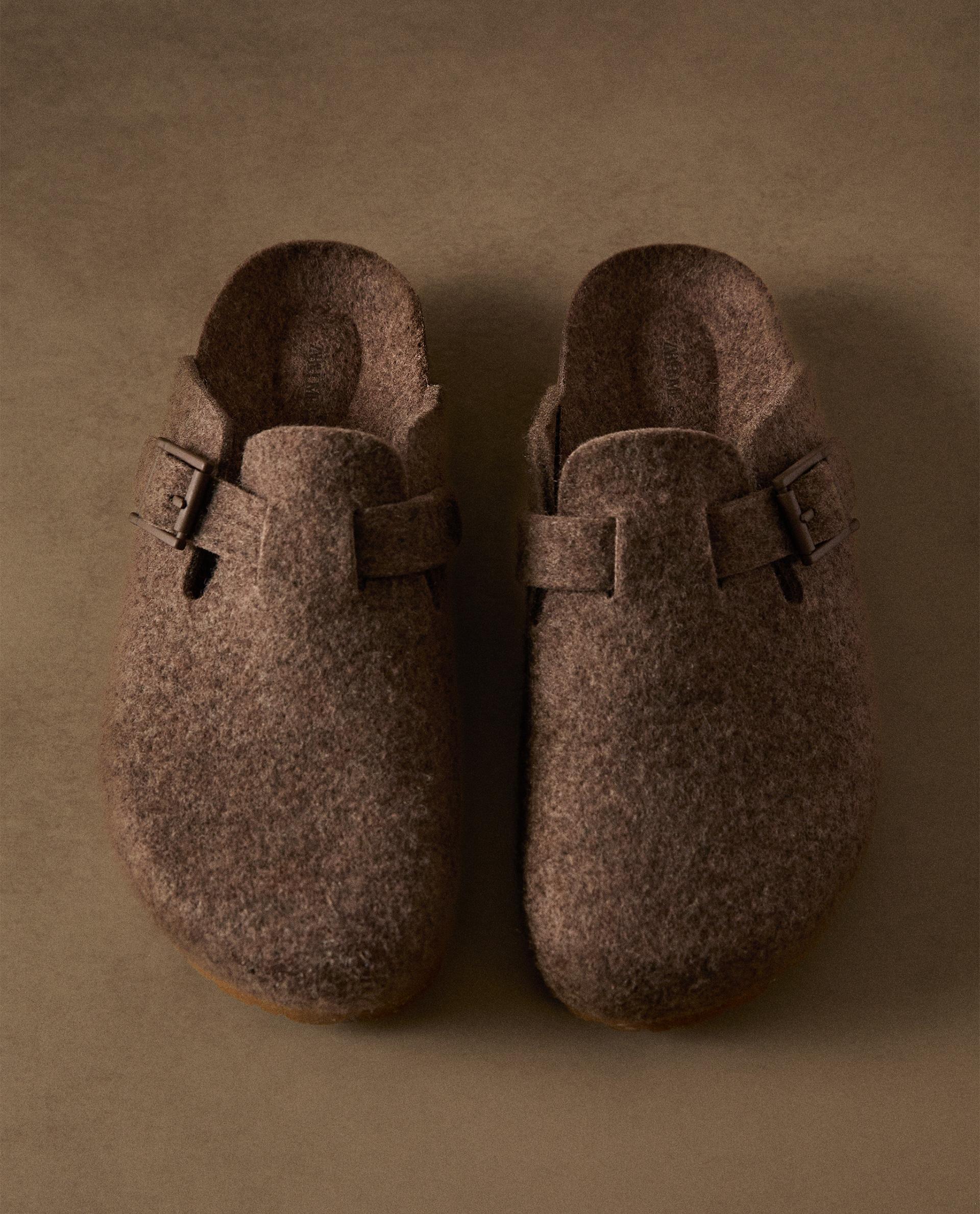 LEATHER CLOGS WITH BUCKLES