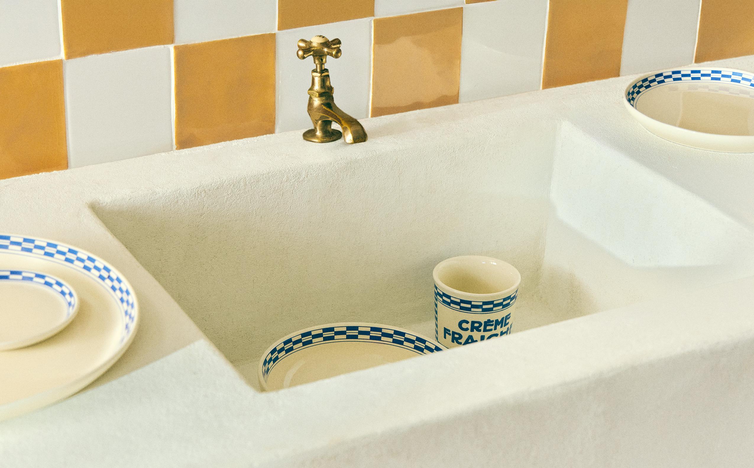 CERAMIC DINNER SET WITH CHECK BORDER