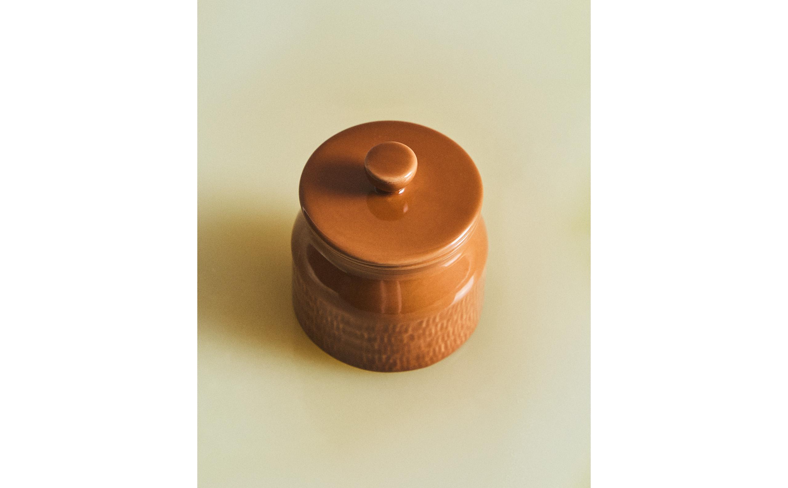 CARAMEL-COLOURED STONEWARE SUGAR BOWL