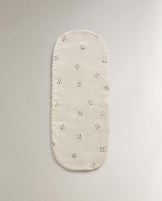 小兔子饰儿童肩部围兜