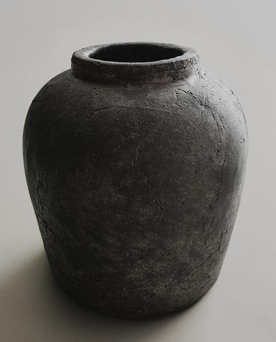 DISTRESSED TEXTURE CERAMIC VASE