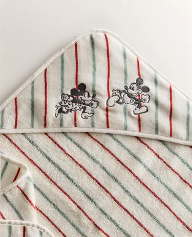 MICKEY & MINNIE ©DISNEY VELOUR HOODED TOWEL MICKEY & MINNIE ©DISNEY VELOUR HOODED TOWEL