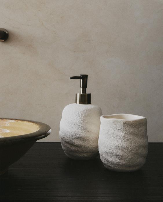 ROUGH-EFFECT CERAMIC BATHROOM SET