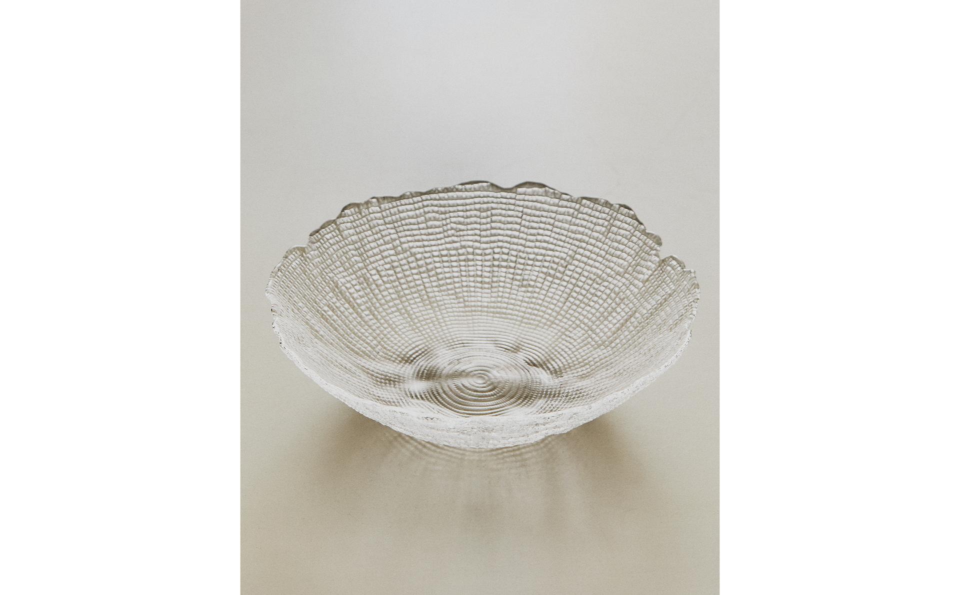 GLASS SALAD BOWL WITH RAISED DETAIL GLASS SALAD BOWL WITH RAISED DETAIL