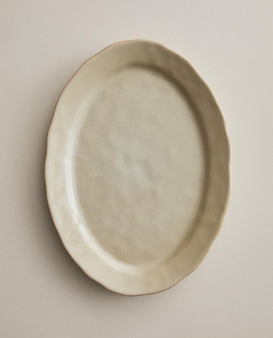 STONEWARE SERVING DISH WITH IRREGULAR EDGE