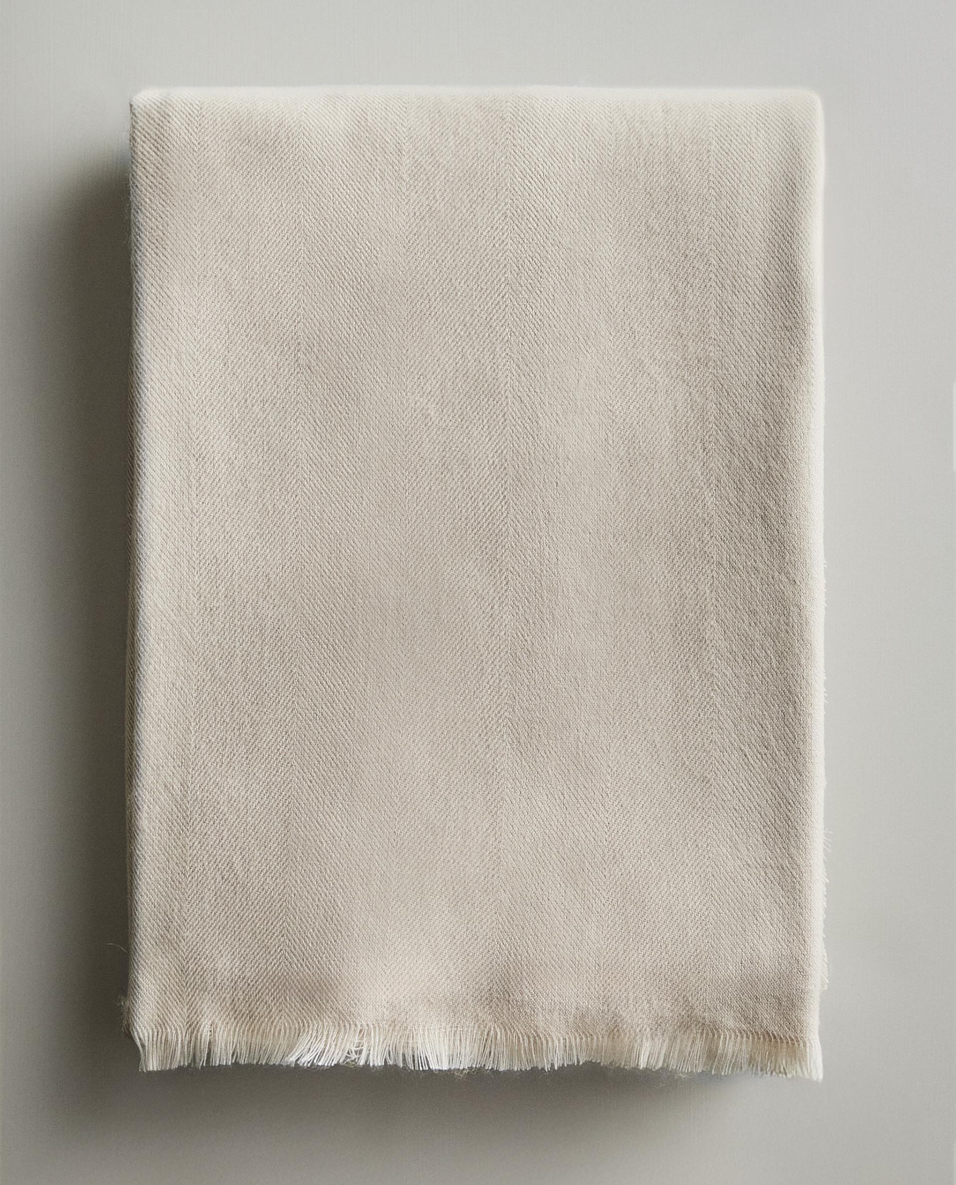 LIGHTWEIGHT BLANKET WITH FRINGING LIGHTWEIGHT BLANKET WITH FRINGING