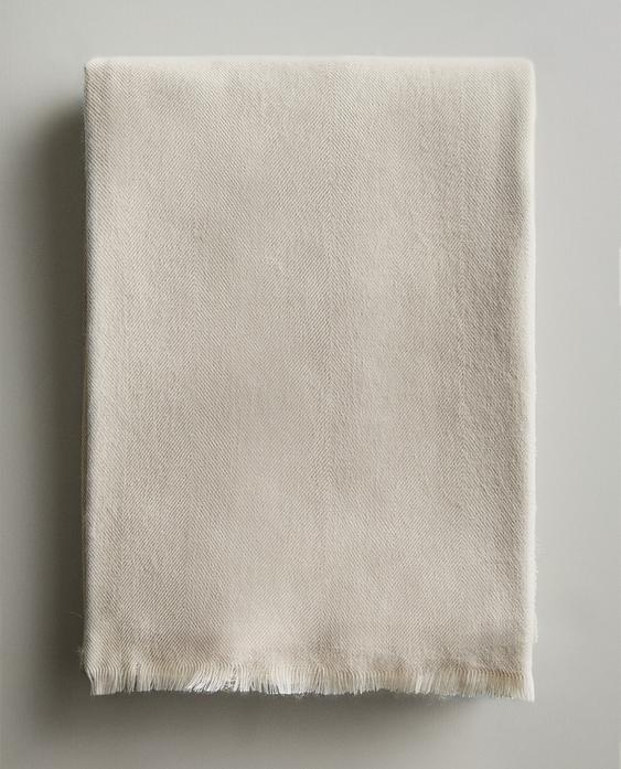 LIGHTWEIGHT BLANKET WITH FRINGING LIGHTWEIGHT BLANKET WITH FRINGING