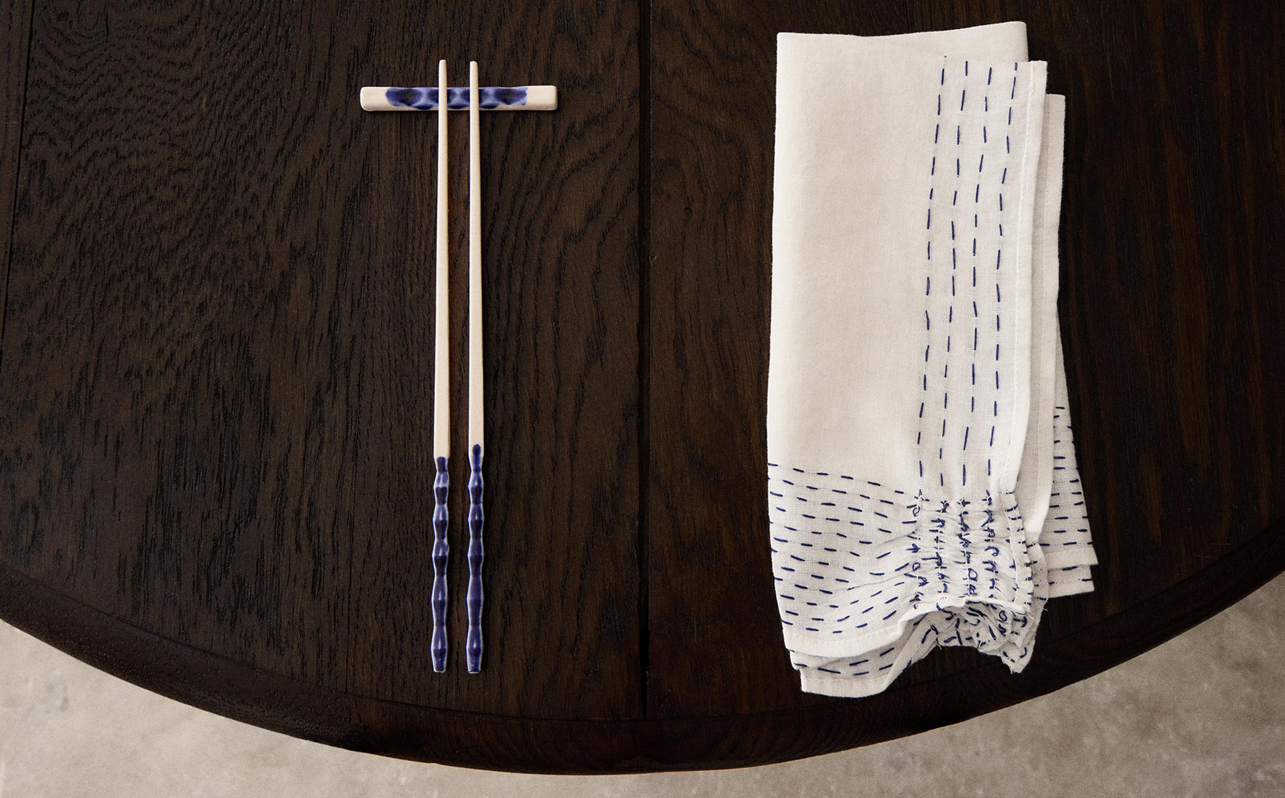 SET OF CERAMIC CHOPSTICKS AND RESTS X FANGLU LIN