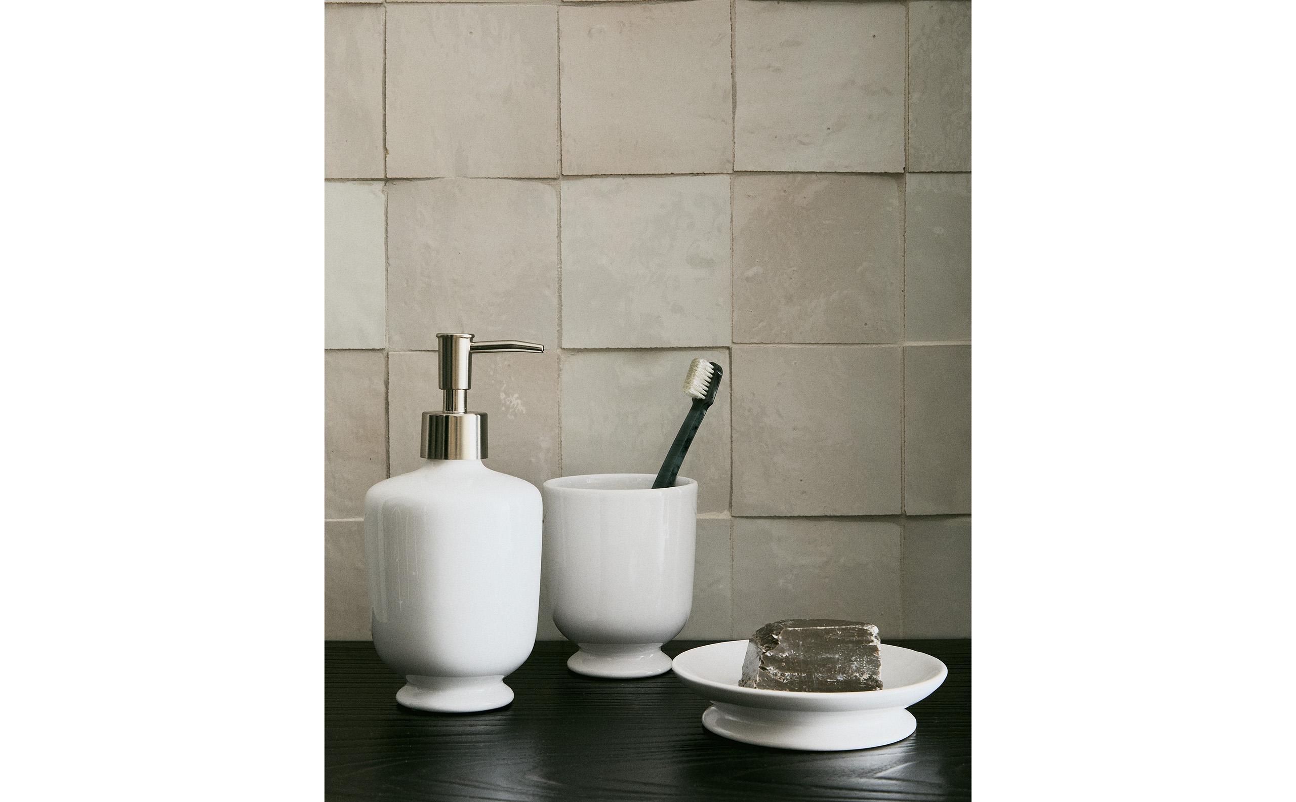 CERAMIC BATHROOM ACCESSORIES