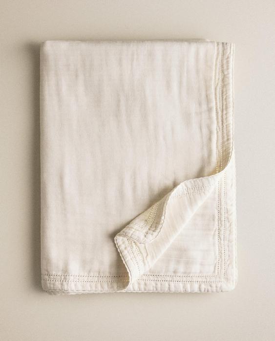 CHILDREN’S MUSLIN BLANKET WITH LACE TRIM
