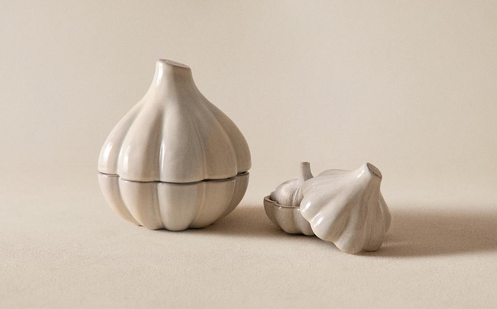 TERRACOTTA GARLIC STORAGE JAR TERRACOTTA GARLIC STORAGE JAR