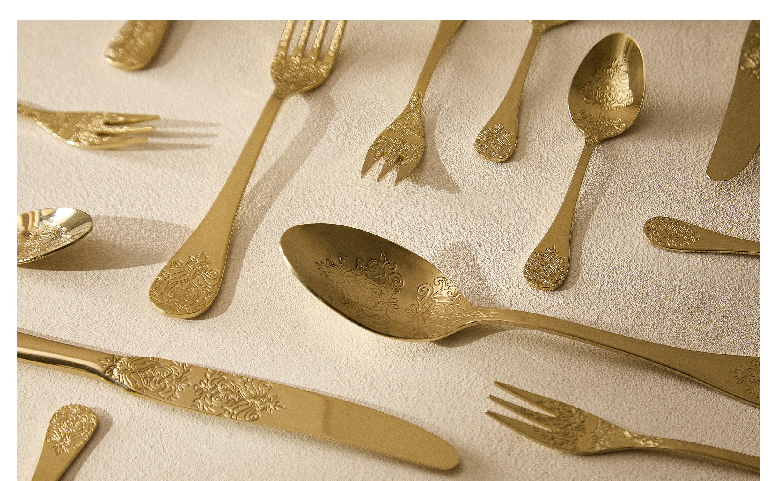 CUTLERY SET WITH ENGRAVED HANDLE