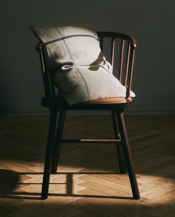 CUSHION COVER WITH CONTRAST LINE CUSHION COVER WITH CONTRAST LINE