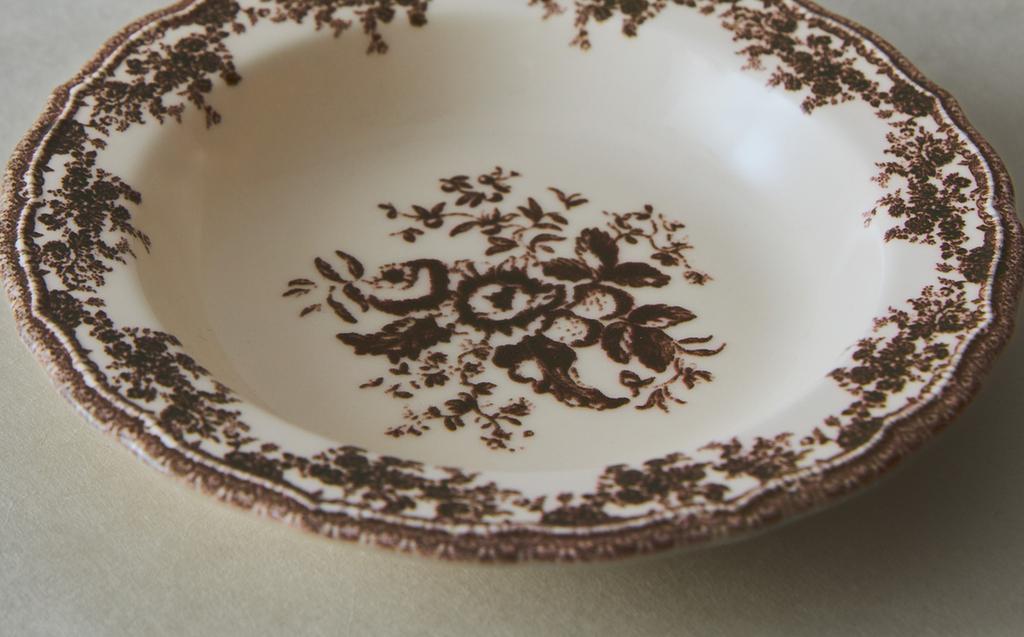 花朵图案陶制深盘