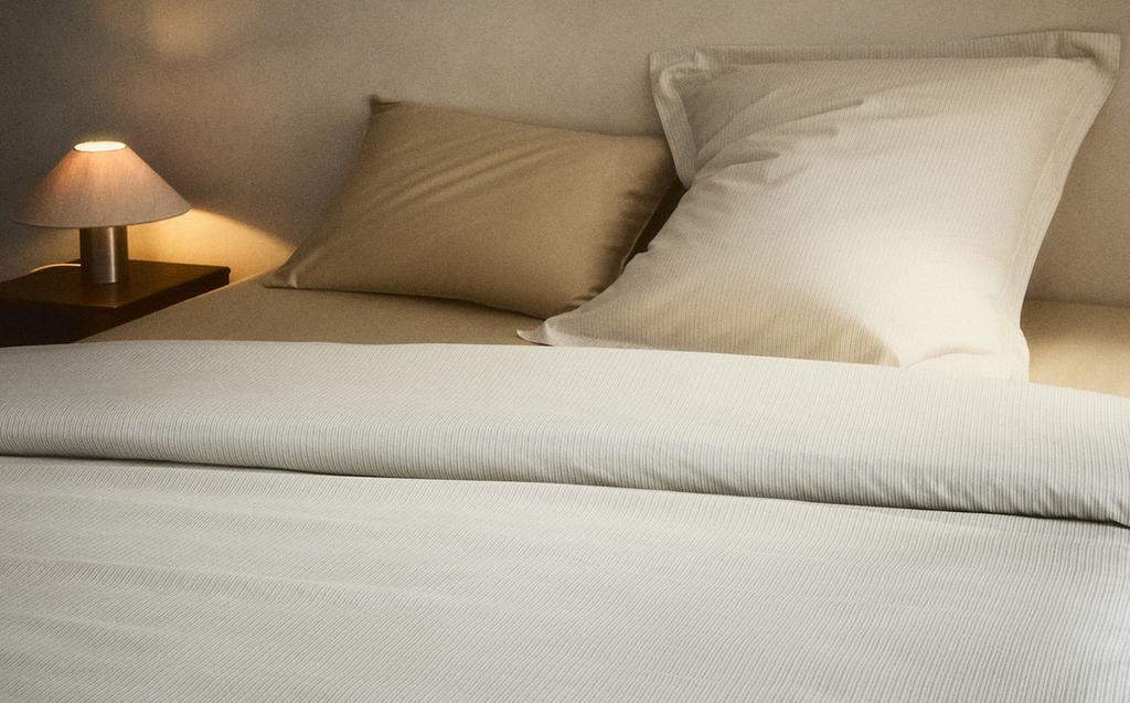 STRIPED SATEEN DUVET COVER (300 THREAD COUNT) STRIPED SATEEN DUVET COVER (300 THREAD COUNT)