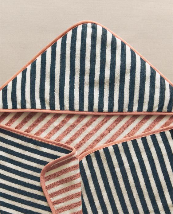 REVERSIBLE STRIPED HOODED BABY TOWEL REVERSIBLE STRIPED HOODED BABY TOWEL