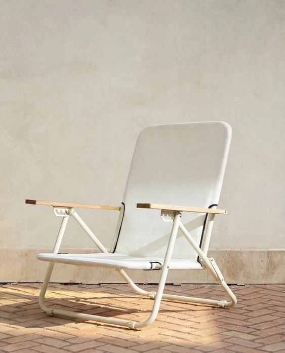 FOLDING BEACH CHAIR WITH WOODEN ARM RESTS