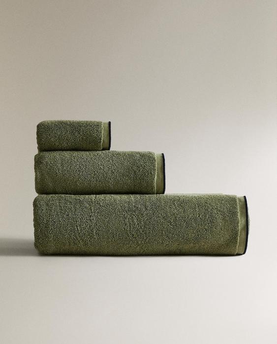 BATH TOWEL WITH COLOURED TOPSTITCHING