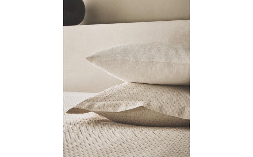 波卡圆点靠垫套。