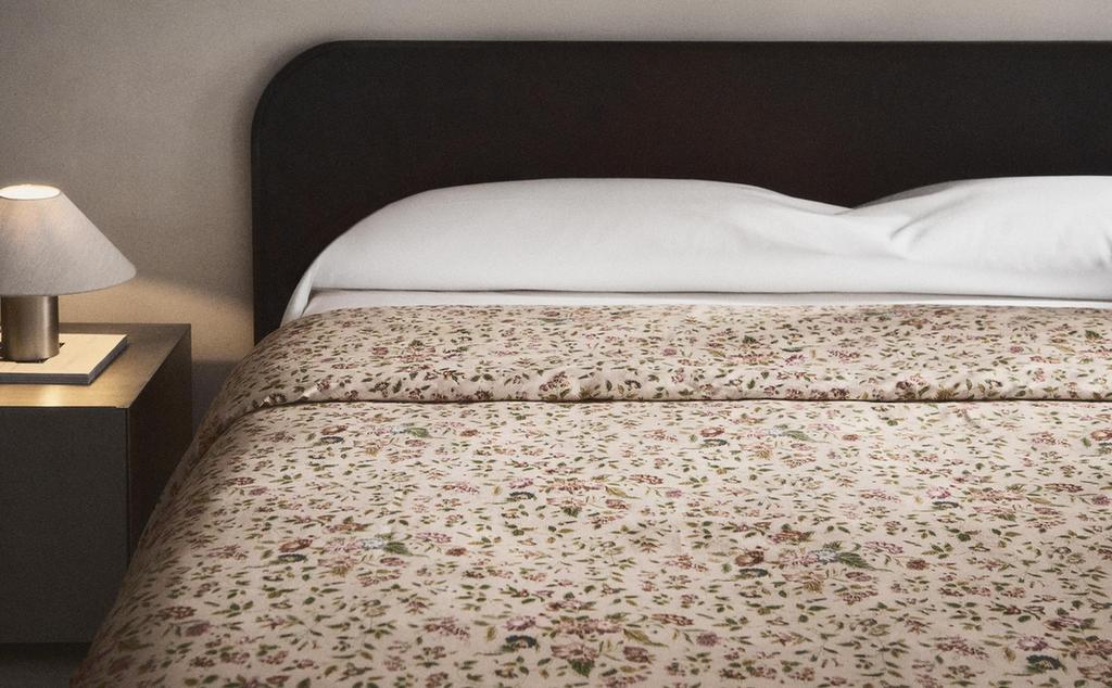FLORAL SATEEN DUVET COVER (300 THREAD COUNT) FLORAL SATEEN DUVET COVER (300 THREAD COUNT)