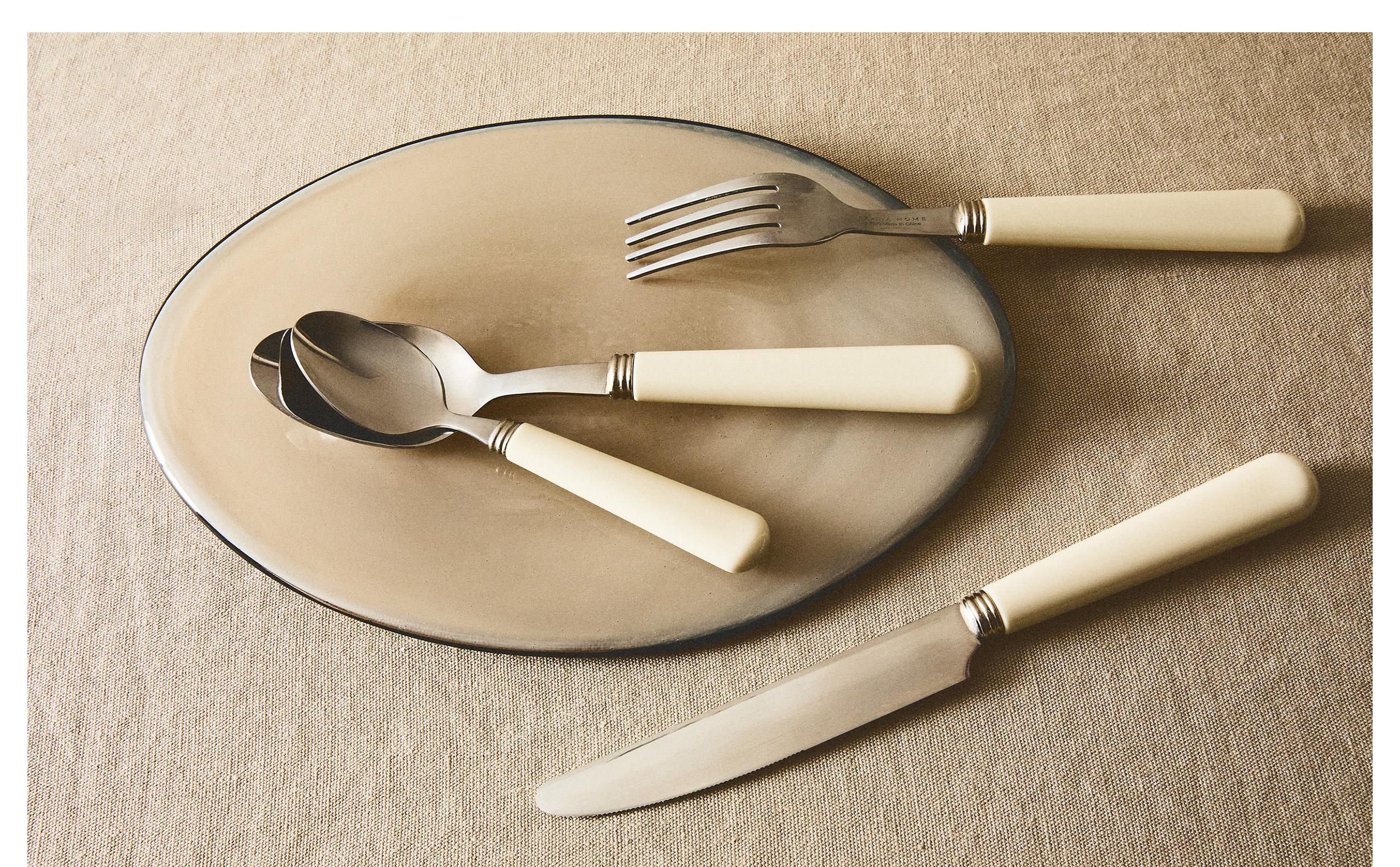 CUTLERY SET WITH CERAMIC HANDLE