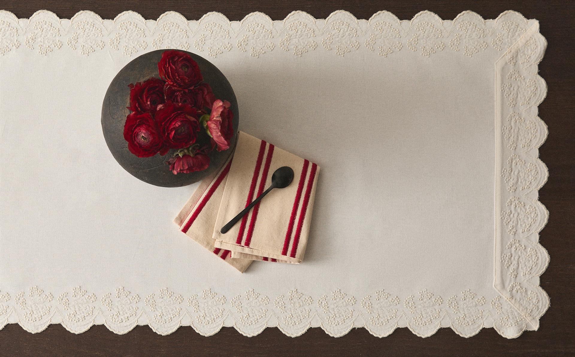 EMBROIDERED BLONDE LACE TABLE RUNNER EMBROIDERED BLONDE LACE TABLE RUNNER