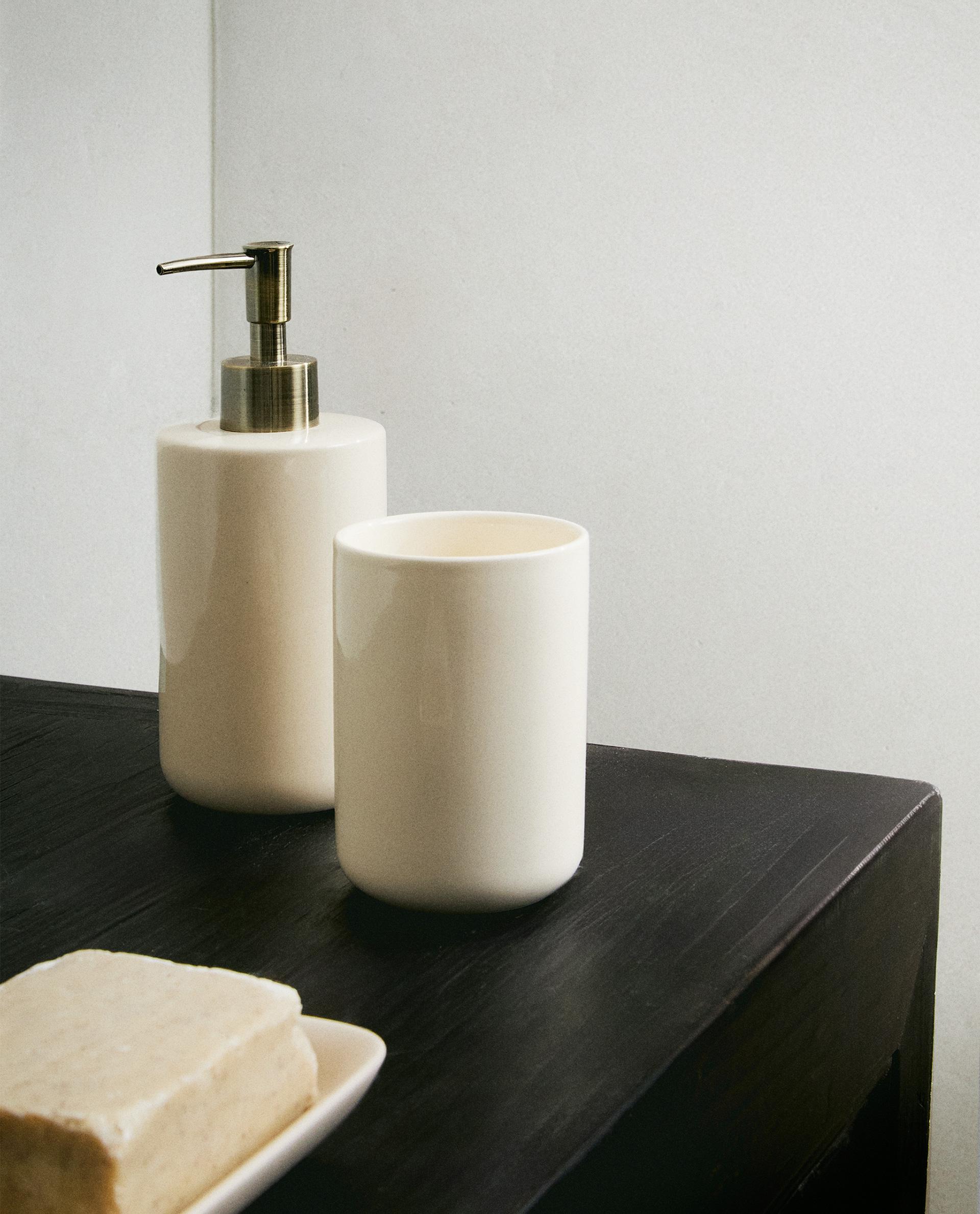 SHINY CERAMIC BATHROOM ACCESSORY