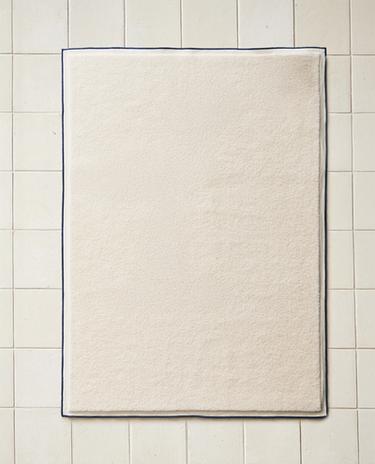 TOWEL WITH COLOURED TOPSTITCHING
