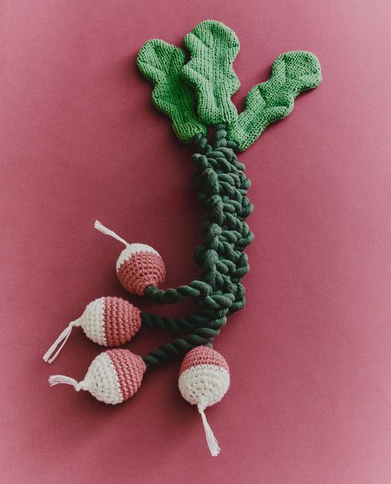 PET TOY WITH BUNCH OF RADISHES