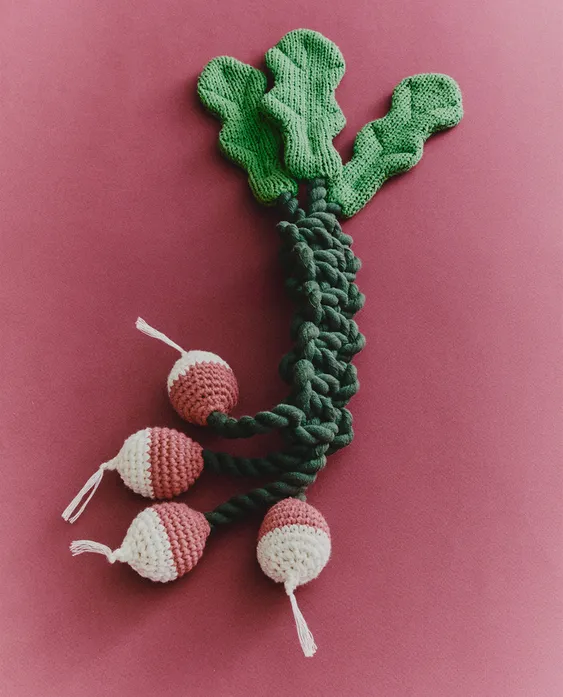 PET TOY WITH BUNCH OF RADISHES