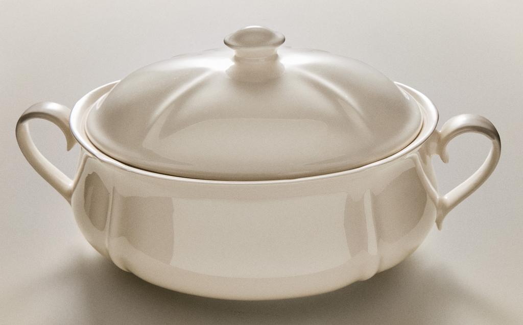 EARTHENWARE TUREEN WITH RAISED-DESIGN EDGE
